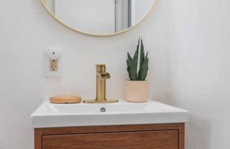 Retro Retreat: 1br home w/ WFH desk, livingroom, and fire pit - Foto 34