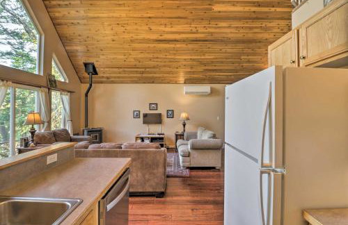 Riverfront Hungry Horse House with Large Deck! - Foto 4