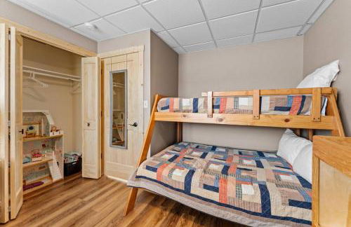 Spacious 4BR Cabin • Sleeps 12 • Games •Near Dells - Foto 21