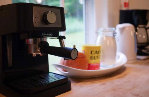 The Swiss Hill Farmhouse - 5 Bedrooms w Hot Tub - Foto 18