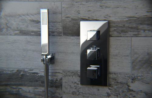 THE HIDEAWAY - LUXURY SELF CATERING COASTAL APARTMENT with PRIVATE ENTRANCE & KEY BOX ENTRY JUST A FEW MINUTES WALK TO THE BEACH, SOLENT WAY WALK, SHOPS and many EATERIES & BARS - FREE OFF ROAD PARKING,FULL KITCHEN, LOUNGE,BEDROOM , BATHROOM & WI-FI - Foto 52