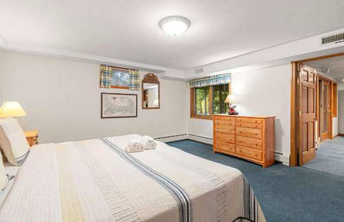 Spacious Home with Direct Pond Access! - Foto 32