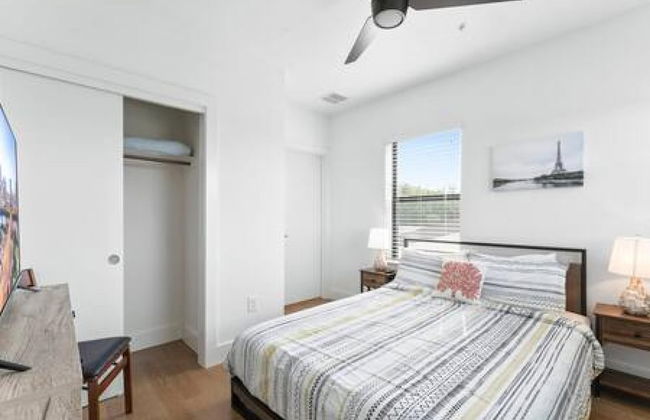 East Downtown 3BR Condo Free Parking Sleeps 7 - Foto 16