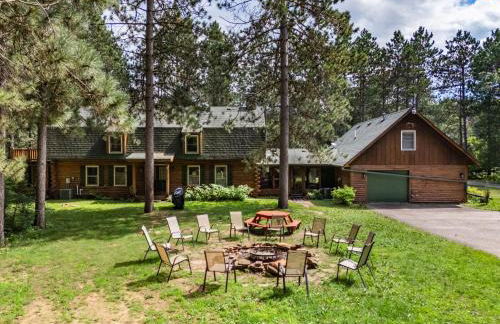 8BR 5BA Huge Dog Friendly Log Cabin near Wisconsin Dells and Lake sleeps 25plus - Foto 61