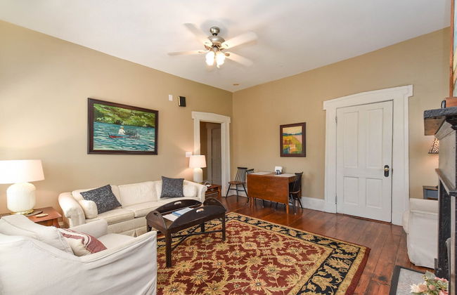 Artist's House Upper Apt Walk to Forsyth - Photo 9