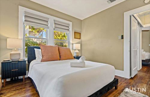 East Austin 2BR 1BA w Patio and Grill, Pet-Friendl Walk to 6th By Austin Vacay - Foto 12