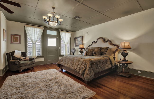 Beautiful and Unique Home With Fireplace and Pool! - Photo 3