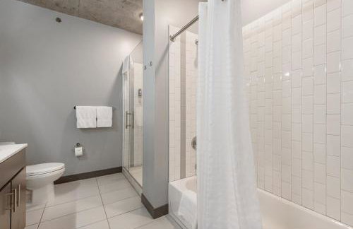 Linea Luxury Living with Indoor Pool and Rooftop Views in The Loop - Photo 42