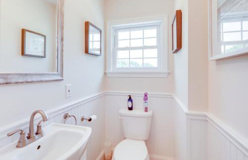 Walk to Pawcatuck River Family-Friendly Home! - Foto 18