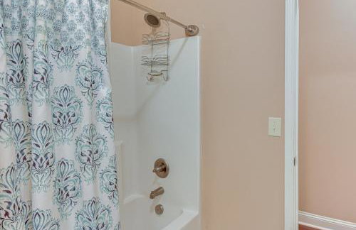 Waterfront Lake Hartwell Retreat with Indoor Hot Tub - Foto 14