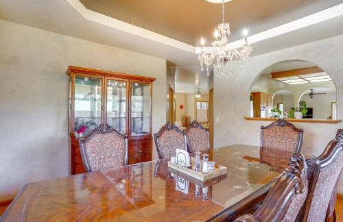 3 Mi to Sequoia Park Zoo Spacious Home with Sunroom - Foto 9