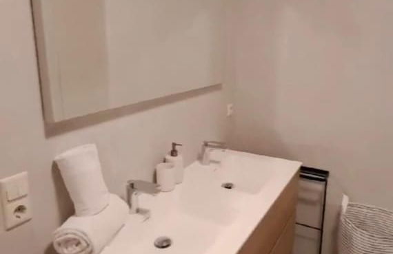 Bright 2 bedrooms flat w parking&balcont - Foto 20