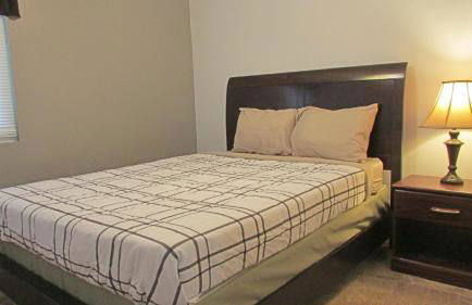 Cozy home near freeways w pool BBQ - Foto 23