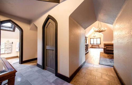 Castle Gatehouse Rental for a Unique Getaway near Bolton Landing, New York - Foto 27