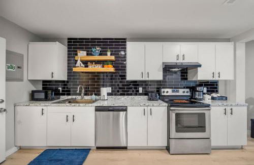 Lakeside Bliss 2BR, 1BA with All Modern Comforts - Foto 7