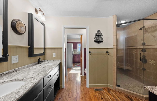 Bear Creek Lodge by Avantstay Lakefront + Dock - Photo 4