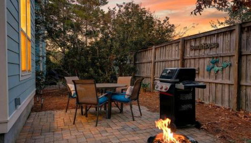 Private Backyard • Minutes to 30A Beaches • Golf Cart Bikes The Little Blue Beach House by AvantStay - Foto 3, Other