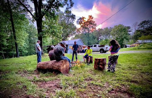 King Suite & Bunkhouse - Deer Camp - WiFi - Grill - Foto 6