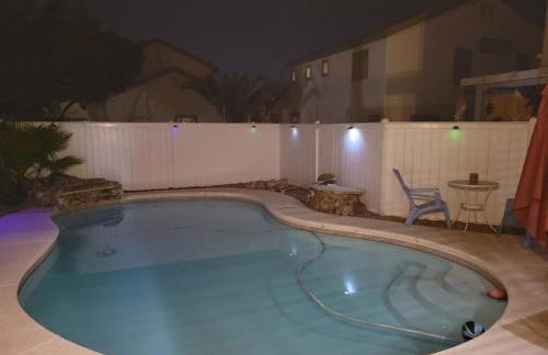 2BD Modern House with heated pool in North Vegas - Foto 17
