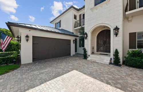 Near the Beach • Pool & Jacuzzi • Waterfront Villa - Foto 31