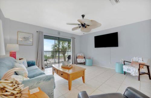 Cheerful Pelican on Anna Maria Island - Photo 9