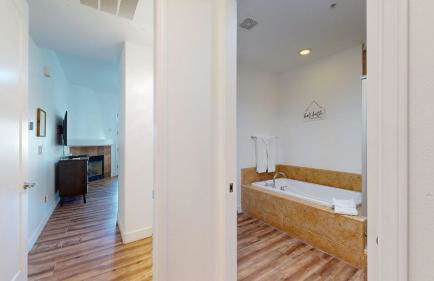 LV007 Downstairs LV Studio in a Quiet Location - Photo 7