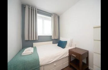 Spacious Chessington home with parking & garden - Photo 19