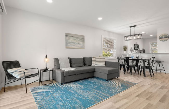 Relaxing 2BR Florida Home Close to Beach - Photo 11