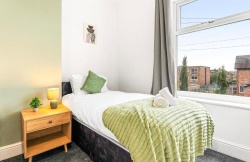 Comfortable 4 Bed Home - Free Parking & Fast WiFi - Foto 24