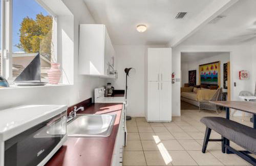 Artful 4BR Family Retreat - Foto 26