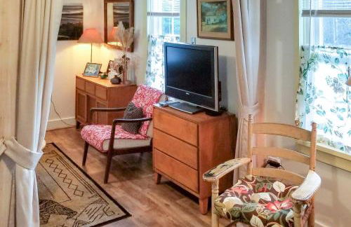 Rustic-Chic Cottage with Yard and Grill - Near Hiking! - Foto 4