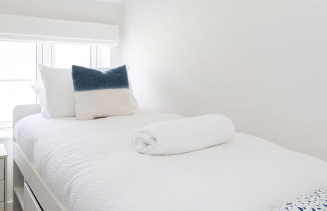 Mariners Stylish Beachside Getaway With Sea Views - Photo 28