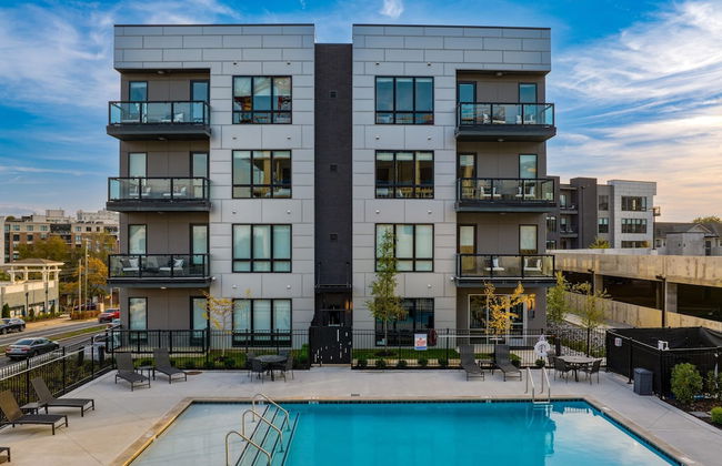 Prime Walkable Midtown Location Pool Gym Outlaw s Den by Avantstay - Foto 27