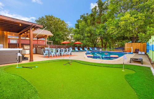 Resort Style Backyard Pool Pickleball Court - Foto 73