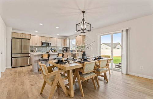 6BR Retreat with Playground Basketball & Sleeps 22 - Foto 12