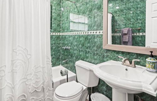 Adventure Awaits in Tampa Bay with Beautiful Decor 4BR with Backyard Oasis Near Busch Gardens & Adventure Island - Foto 13