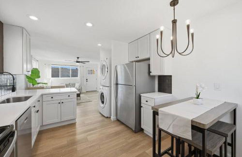 Cozy 2BR Retreat with Backyard Lounge - Foto 8