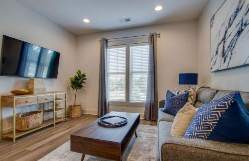 New East Nash - King Bed Short Drive to Dwntwn - Foto 1