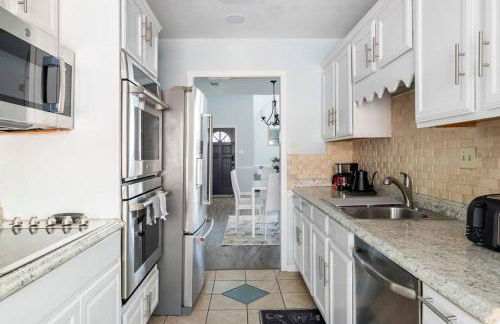 King Bed_Cozy Urban Retreat-Central Memphis - Foto 9