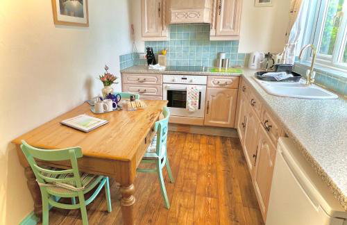 DRIFTWOOD - Super 1 Bedroom Home with Sea Views - Photo 8