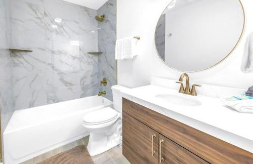 The Village Breeze, 2 Units - 4 BR, 4 Baths, Pool Walk to Beach and Siesta Key Village - Foto 31