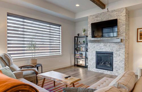 Scenic Modern Home with Private Patio & Fireplace - Foto 6