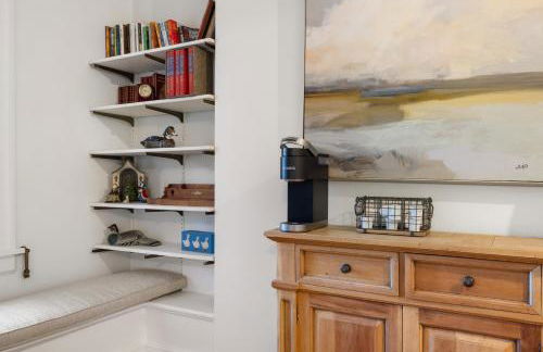 Stylish Mountain Retreat with Sunroom and Pergola - Foto 62