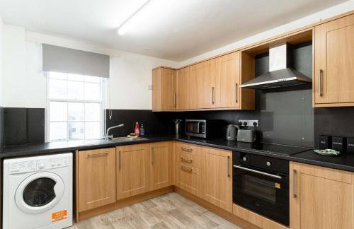 Lovely 2 Bed Harbourside Apartment with Sea Views - Photo 2