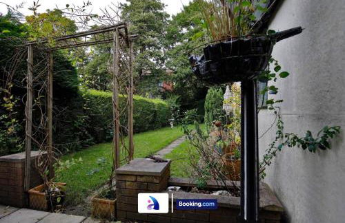 Spacious 3 BDR By Avalora Short Lets & Serviced Accommodation Queensway With Big Garden, Near Train Station, Airport & Large Driveway - Photo 35