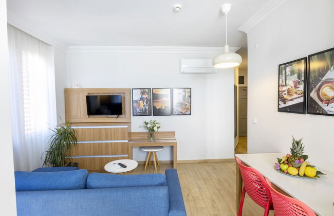 Comfort Suites - Photo 13