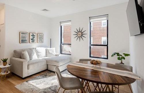 Modern & Spacious 2BR Apartment with Gym & Parking - Photo 1