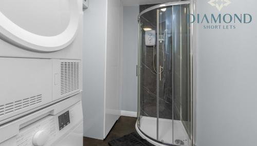 Brand New 4 Bedroom House - Sleeps 4 Fully Equipped, Free Parking, WiFi, Perfect for CONTRACTORS by Diamond Short Lets - Foto 5