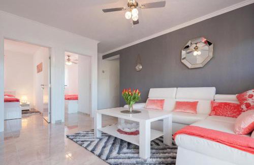 La Perla Apartments - Photo 9