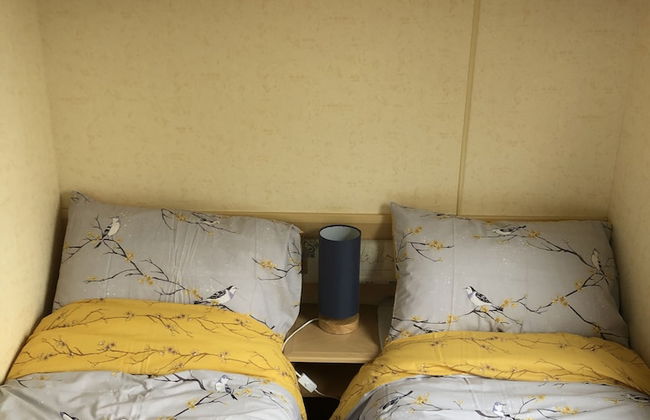 Captivating 2-bed Static Caravan in Holyhead - Photo 3